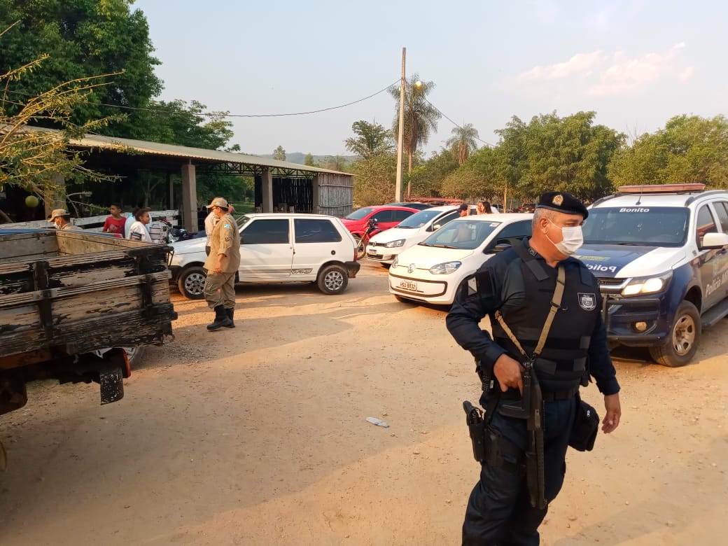 Policiais e bombeiros durante a operação. Foto: Foto: Divulgação